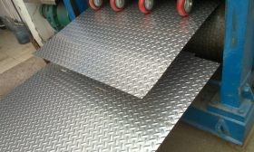 304不锈钢花纹板，201不锈钢防滑板，天津不锈钢花纹板加工厂送货
