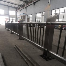 桥梁护栏立柱 异性钢板立柱焊接 不锈钢拉丝立柱厂家