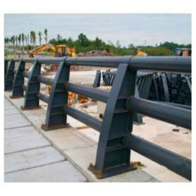 护栏常用钢材所制，如：不锈钢，圆钢管，方钢管或压型钢板